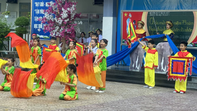 Trường TH Phú Hòa 1 tổ chức buổi sinh hoạt dưới cờ với chủ đề: Tuyên truyền chào mừng ngày thành lập Quân đội nhân dân Việt Nam 22/12