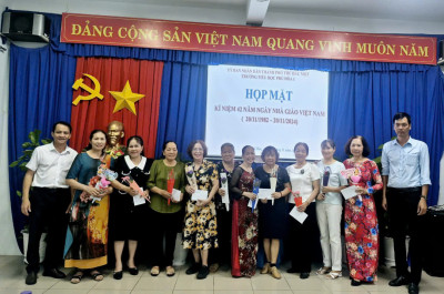 HỌP MẶT CHÀO MỪNG 42 NĂM NGÀY NHÀ GIÁO VIỆT NĂM 20 - 11