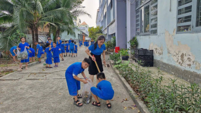 Trường Tiểu học Phú Hòa 1 ra quân thực hiện tổng vệ sinh trường, lớp