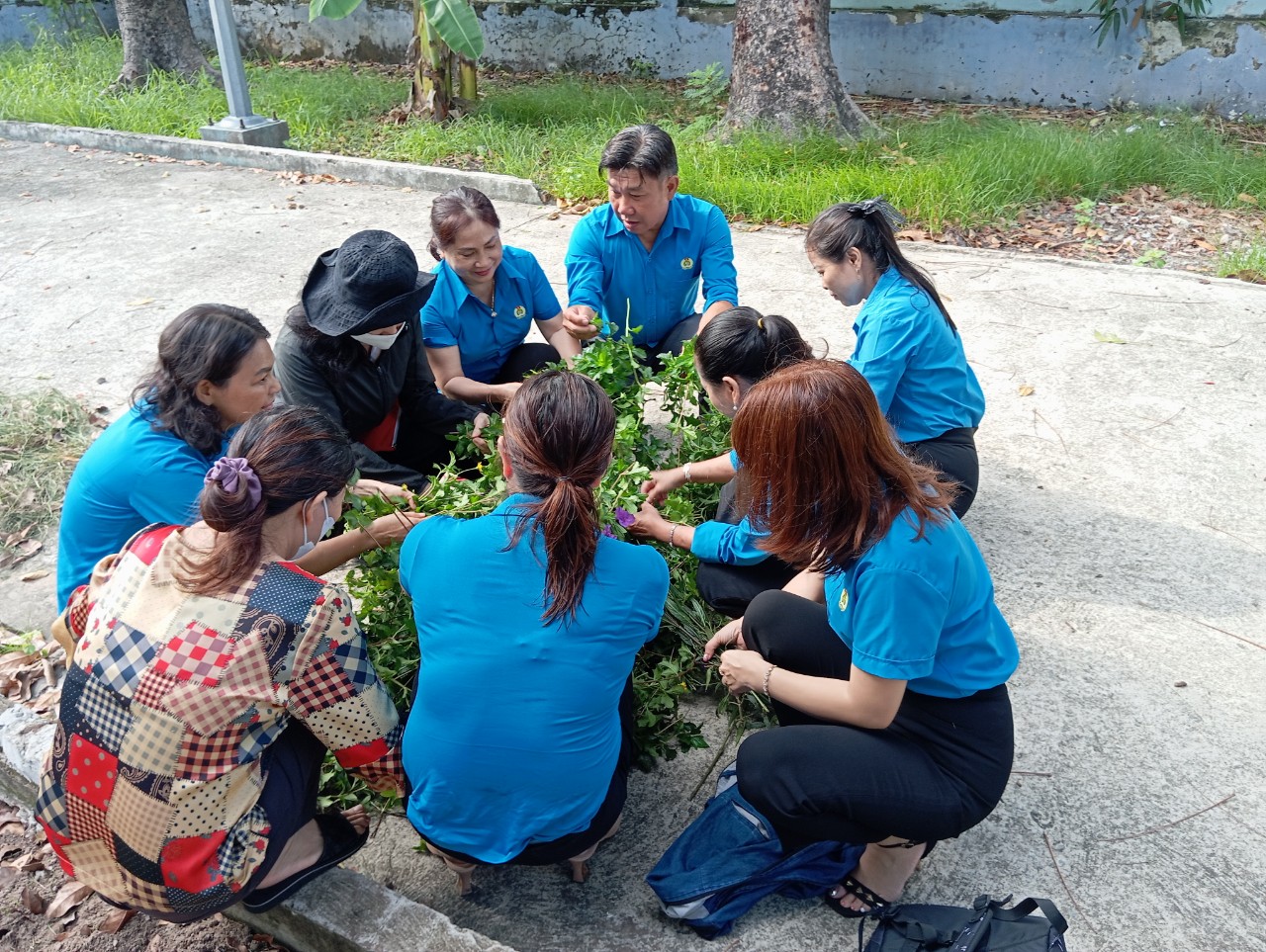 Hưởng ứng lễ phát động thực hiện "Ngày thứ bảy văn minh" và tích cực xây dựng trường học xanh –sạch – đẹp