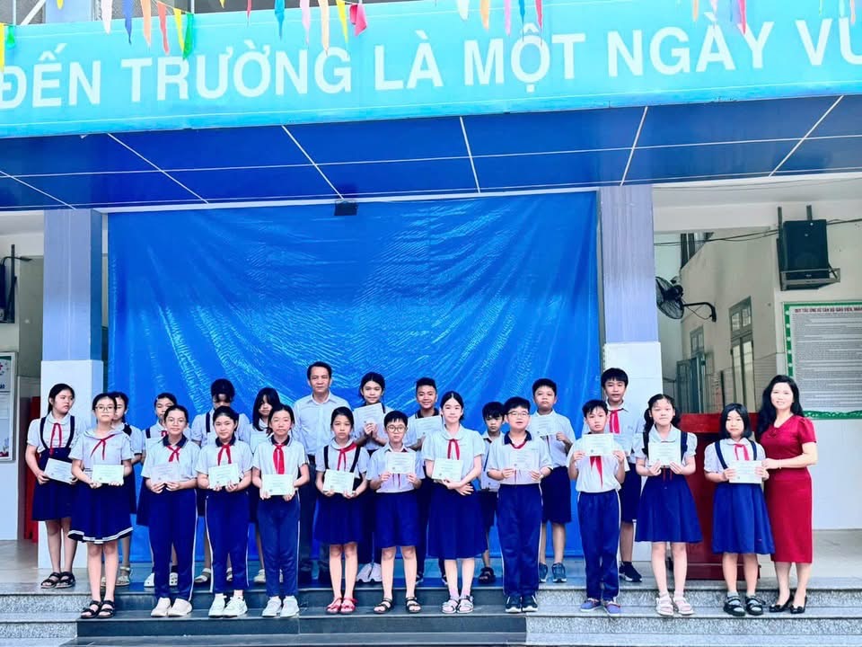 Trao giấy chứng nhận cho các học sinh có kết quả hoàn thành tốt trong kỳ thi IOE cấp quốc gia năm học 2024–2025